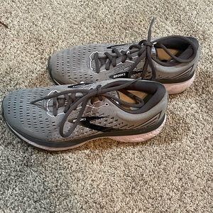 Women’s gray and lavender brooks tennis shoes.  Size 6.5